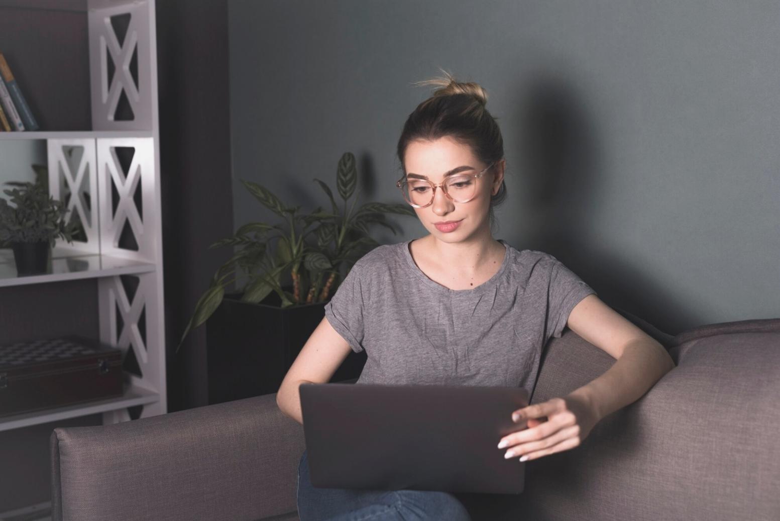 Bureau moderne avec vue panoramique où nos conseillers travaillent quotidiennement